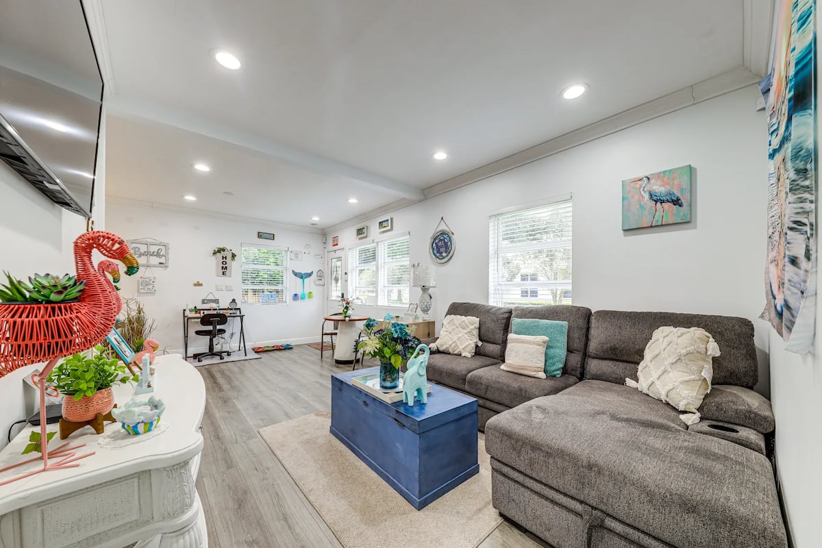 Sailboat Bend Retreat living area
